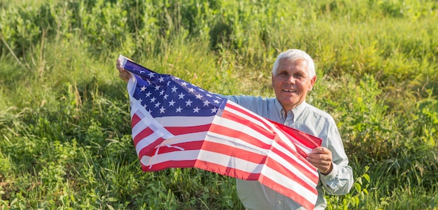 Patriotyczne Starszy Mężczyzna Z Amerykańską Flagą