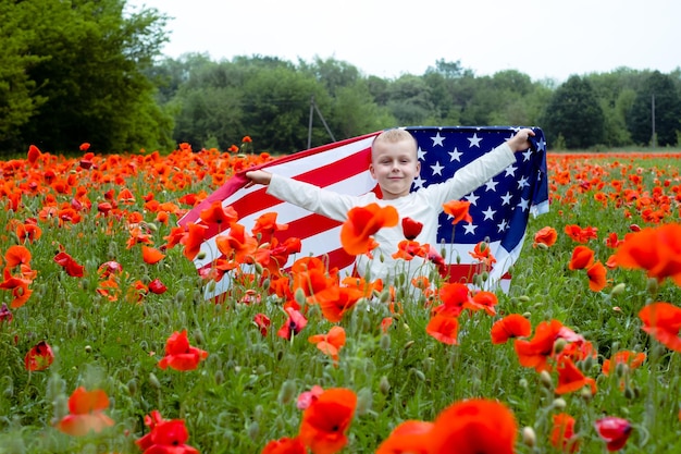 Patriotyczne wakacje Szczęśliwe dziecko z amerykańską flagą Flaga amerykańska USA Świętuj 4 lipca