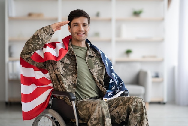 Patriotyczny Weteran Siedzący Na Wózku Inwalidzkim Z Flagą Usa