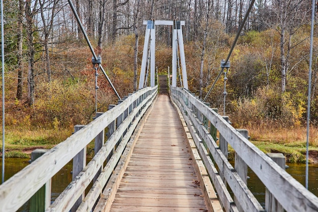 Patrząc w dół duży most wiszący nad rzeką w parku Michigan