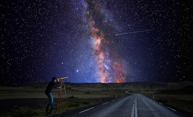 Zdjęcie patrzenie na wszechświat przez teleskop