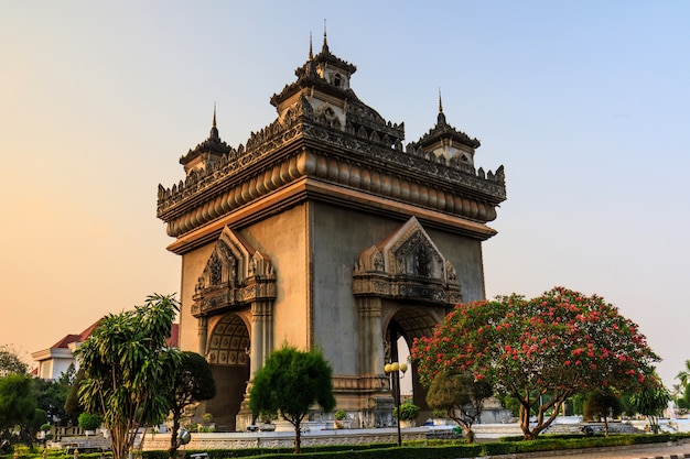 Patuxai zabytek w wieczór, punkt zwrotny Vientiane kapitał Laos.