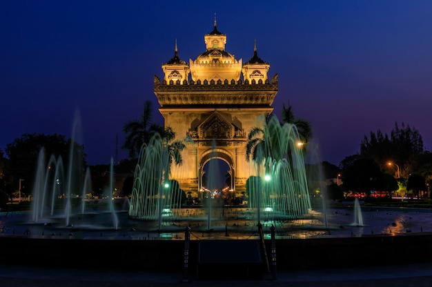 Patuxai zabytek w wieczór, punkt zwrotny Vientiane kapitał Laos.