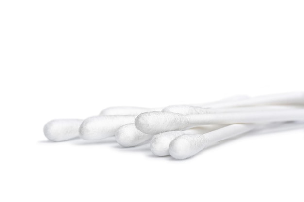 Patyczki bawełniane na białym tle Artykuły higieniczne