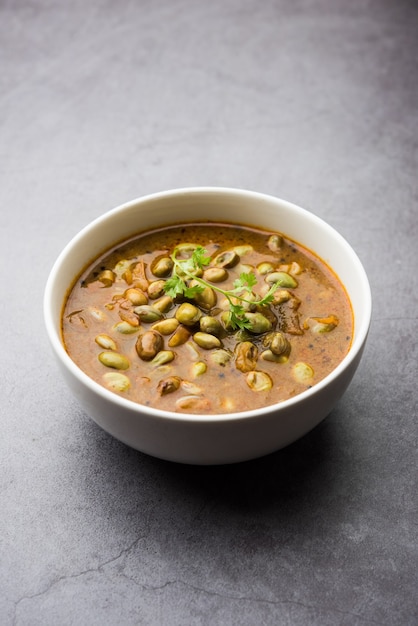 Pavta Bhaji lub Lima Beans Curry Przepis znany również jako Popat Dana sabzi w Indiach, podawany w misce