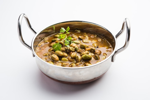 Pavta Bhaji lub Lima Beans Curry Przepis znany również jako Popat Dana sabzi w Indiach, podawany w misce