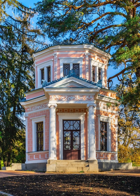 Pawilon na wyspie anti Circe w arboretum Sofievsky lub Sofiyivsky Park w Uman, Ukraina, w słoneczny jesienny dzień