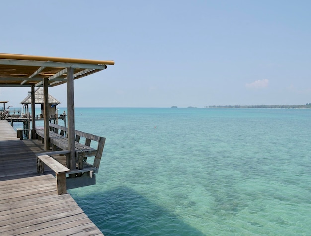 Pawilon z długim drewnianym mostem na plaży Długi drewniany most wzdłuż Koh Mak Tajlandia