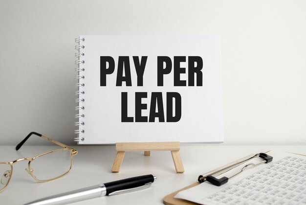 Pay Per Lead Tekst Na Białym Papierze I Okularach