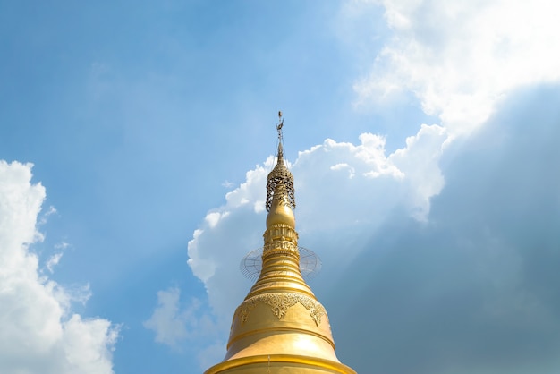 Payathonzu, Myanmar - 2 marca 2018: Złota Pagoda w klasztorze Tai Ta Ya lub Świątynia Wat Sao Roi Ton