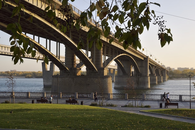 Październikowy most w Nowosybirsku wieczorem