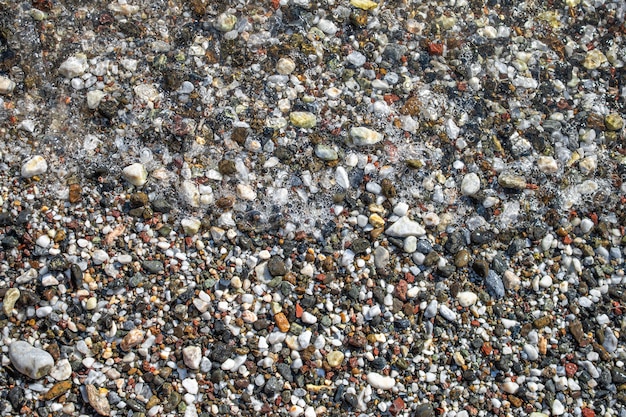 Pebbles and Foam Beach Pebbles i miękkie piankowe fale morze kamienie tło