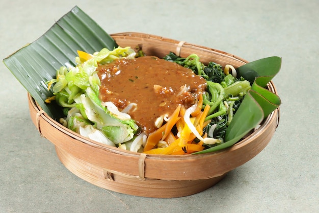 Pecel to tradycyjna jawajska sałatka z mieszanych gotowanych warzyw z sosem orzechowym.