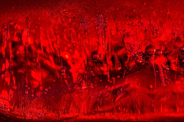 Pęcherzyki powietrza w czerwonym lodzie. Abstrakcyjne tło