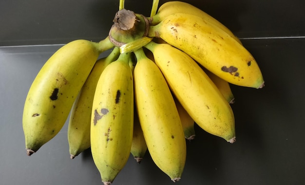 Zdjęcie pęczek bananów ze słowem banan