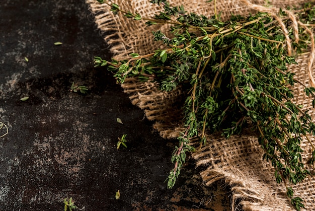 Pęczek świeżego tymianku organicznego na starej metalicznej zardzewiałej czerni,