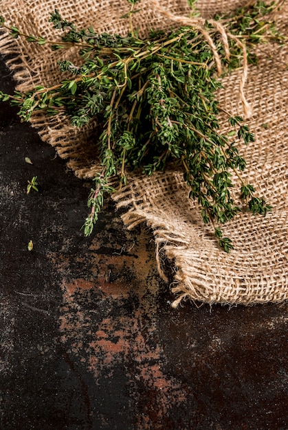 Pęczek świeżego Tymianku Organicznego Na Starej Metalicznej Zardzewiałej Czerni,