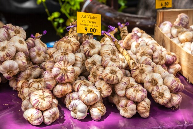 Pęczki czosnku na francuskim rynku rolników. Strzał z selektywnym skupieniem