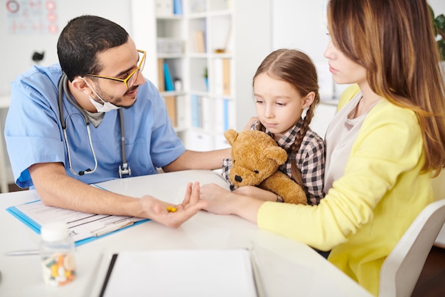 Pediatra oferuje dzieciom witaminy