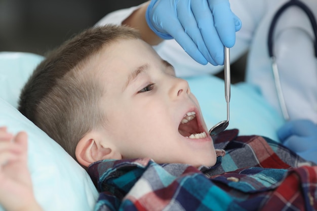 Pediatra Sprawdza Stan Zdrowia Dzieci Za Pomocą Specjalnego Narzędzia Do Ust