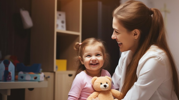 Pediatra w klinice bada uśmiechnięte dziecko w pokoju wypełnionym zabawkami, aby stworzyć komfortowe środowisko