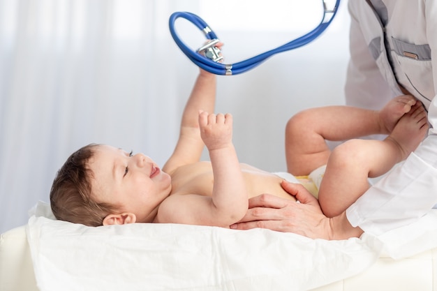 Pediatria, lekarz bada chłopca i używa stetoskopu do słuchania oddechu dziecka, koncepcji medycyny i zdrowia
