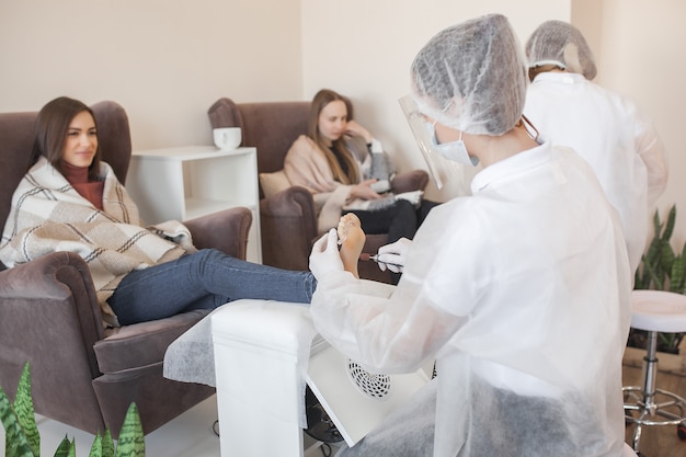 Pedicure W Salonie. Mistrz Pedicure Robi Procedurę Dla Swojego Klienta. Procedura Pielęgnacji Stóp.