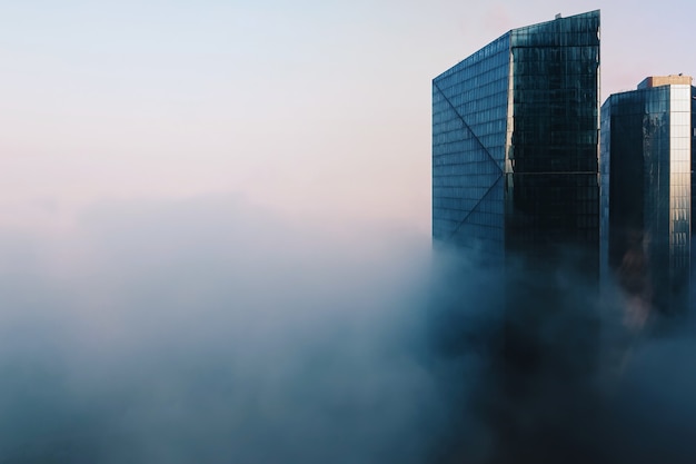 Pejzaż Dubaju z nowoczesnymi szklanymi wieżowcami pokrytymi mgłą