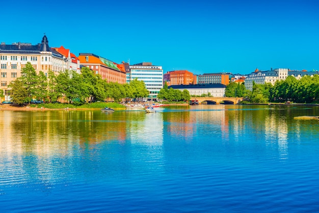 Pejzaż Helsinek odbity w wodzie, Finlandia