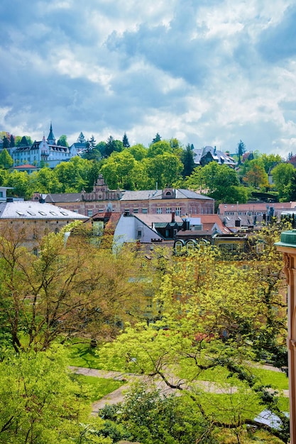 Pejzaż i krajobraz z Schwarzwaldu w starym mieście Baden Baden w regionie Badenia Wirtembergia, Niemcy. Widok na łaźnie i uzdrowisko Niemieckie miasto i jego przyrodę w Europie. Punkt orientacyjny i architektura