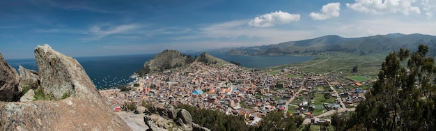 Pejzaż miasta Copacabana i jezioro Titicaca o zachodzie słońca