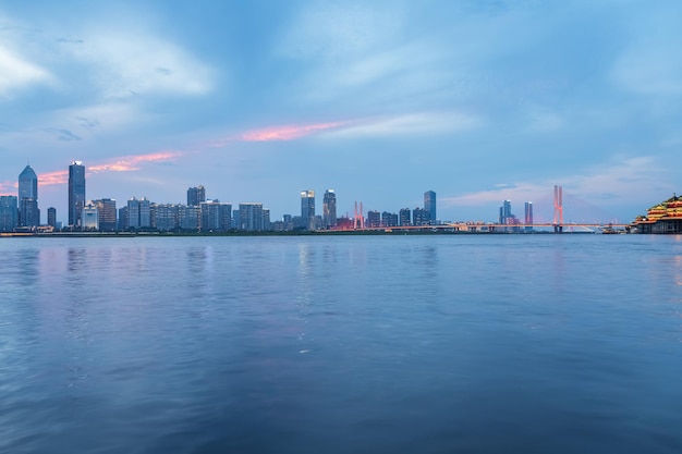 Pejzaż miasta Nanchang nad piękną rzeką Ganjiang o zmierzchu w prowincji Jiangxi w Chinach