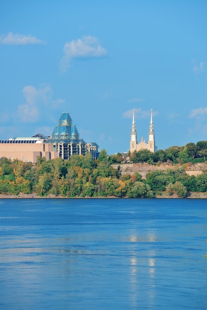 Pejzaż miasta Ottawa w dzień nad rzeką z historyczną architekturą.