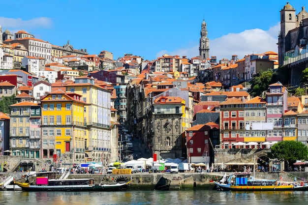 Pejzaż miasta Porto, rzeka Douro ze starą łodzią i typowymi kolorowymi domami na brzegu. Portugalia. Europa.