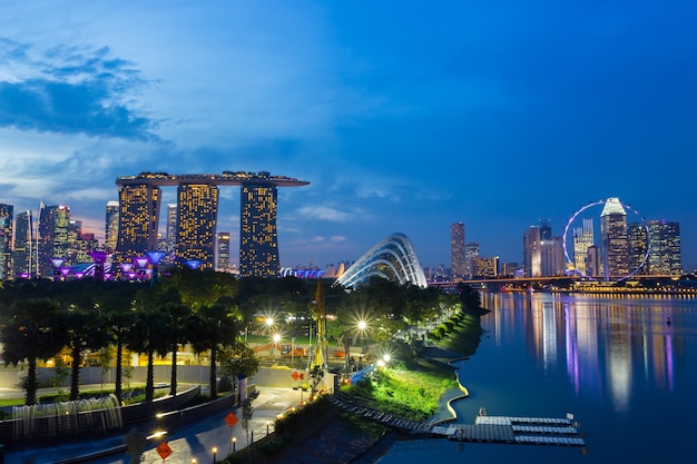 Pejzaż miejski Singapur linia horyzontu przy mrocznym czasem z wszystkie punktem zwrotnym.