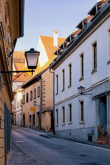 Pejzaż miejski z latarnią uliczną w centrum starego miasta Ptuj w Słowenii.