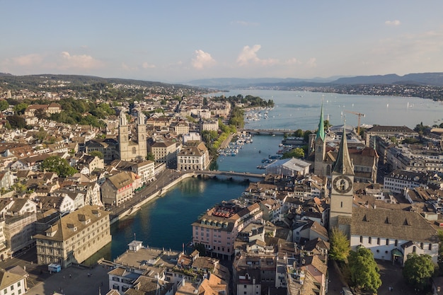 Pejzaż miejski Zurychu, największego miasta w Szwajcarii. Widok z lotu ptaka