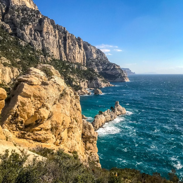 Pejzaż morski i góry Calanques, zatoczki Marsylii, Francja