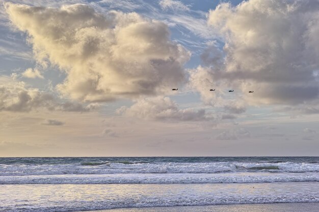 Pejzaż morski i krajobraz błękitnego zachodu słońca na zachodnim wybrzeżu Jutlandii w Loekken Dania Piękny cloudscape na pustej plaży o zmierzchu Chmury nad oceanem i morzem nocą z copyspace