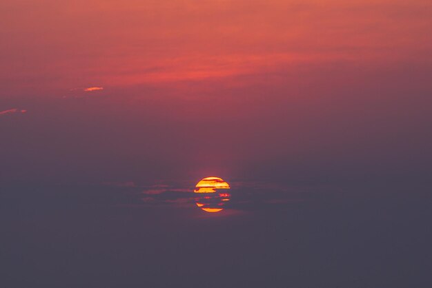 Pejzaż morski i latająca mewa nad zachmurzonym niebem o zachodzie słońca na wyspie Phuket w Tajlandii