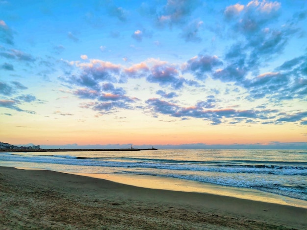 Pejzaż morski na plaży o zachodzie słońca