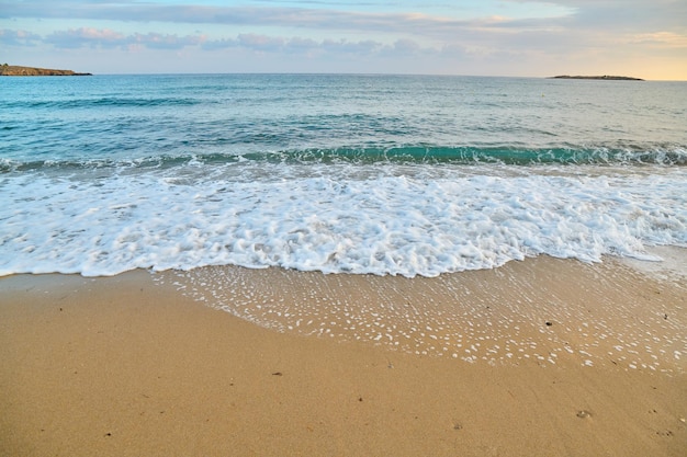 Pejzaż morski o wschodzie słońca morze tło pianka piasek świt