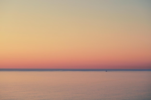 Pejzaż morski pięknego złotego zachodu słońca z kopią miejsca Zachód słońca na horyzoncie spokojnego oceanu o zmierzchu lub zmierzchu Spokojny i spokojny ocean lub morze wieczorem z jasnym niebem copyspace