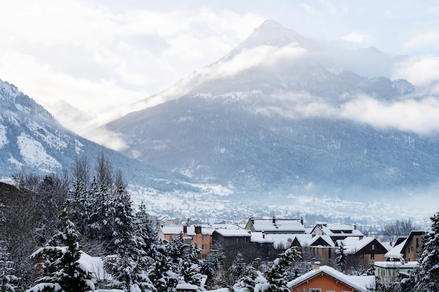 Pejzaż ośrodka narciarskiego Brianson we Francji Góra pokryta śniegiem i mgłą alpejskim krajobrazem