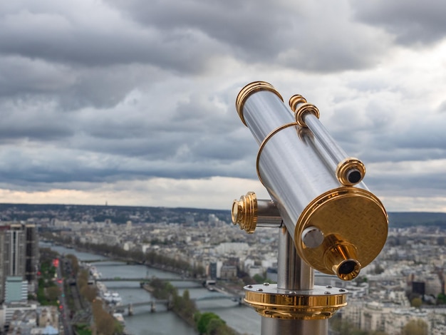 Pejzaż Paryża z lunetą z punktu widokowego wieży Eiffla Widok na Sekwanę z mostami i Ile aux Cygnes
