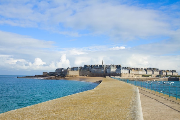 Pejzaż Starego Miasta 39intramuros39 Saint Malo Bretania Francja