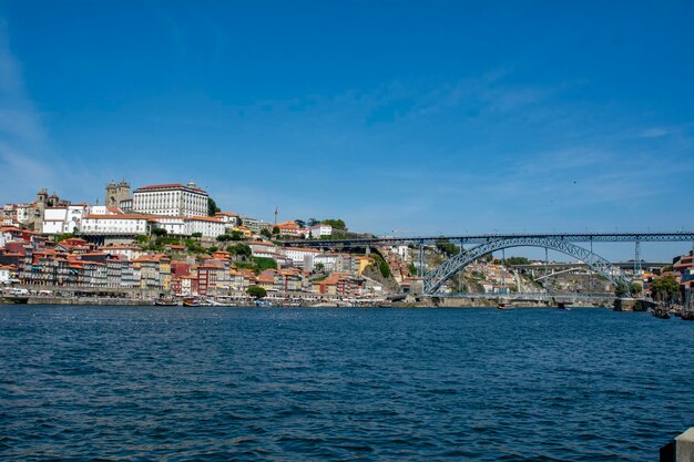 Pejzaż starego miasta Porto nad rzeką Douro