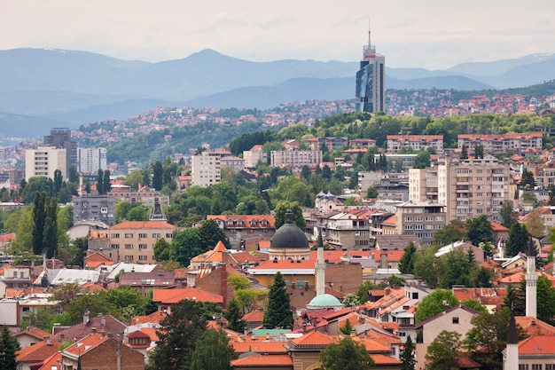 Pejzaż stolicy Bośni i Hercegowiny z wieżą Avaz Twist Tower