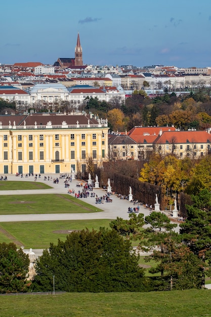 Pejzaż Verical Z Połową Budynków Pałac Schonbrunn W Wiedniu, Austria I Dachy Innych Historycznych Domów Na Tle Błękitnego Nieba W Jesienny Dzień.