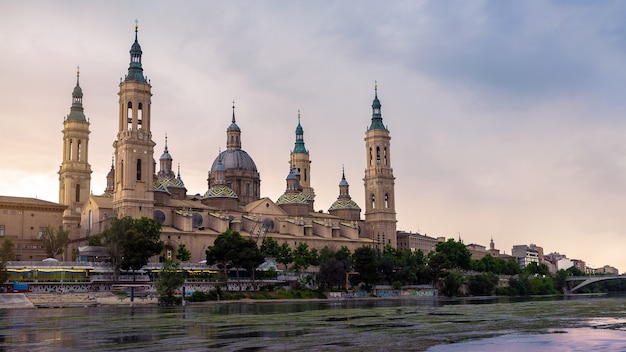 Pejzaż widok na dachy i wieże bazyliki Matki Bożej i rzeki Ebro w mieście Saragossa. Punkt orientacyjny zabytek Katedra w regionie Aragonii. Kościół rzymskokatolicki w Hiszpanii